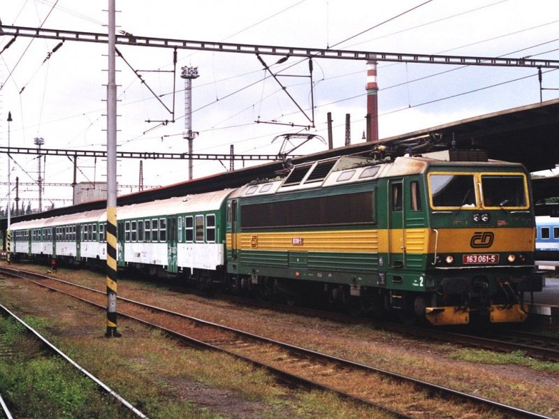 163 061-5 mit Os 5061 Kolin-Pardubice Hlavni auf Bahnhof Kolin