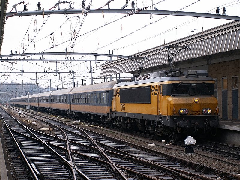 Dieser IC ist abfahrbereit in Richtung Den Haag. Das Foto