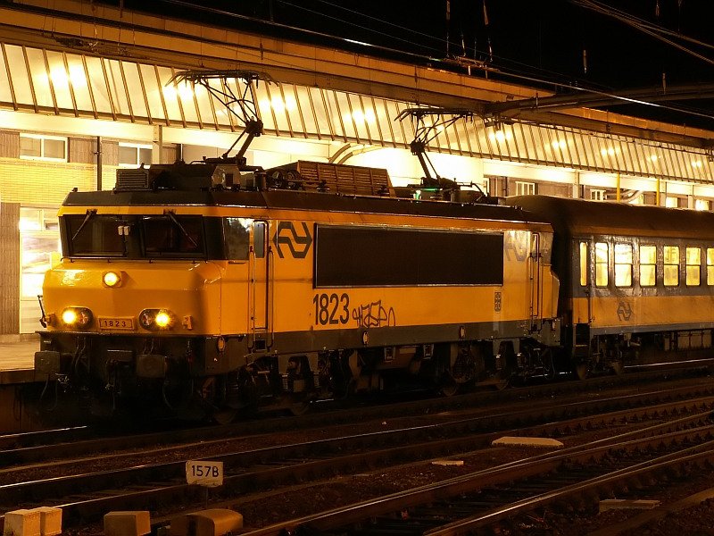 Die 1823 zieht in wenigen Minuten diesen IC nach Den