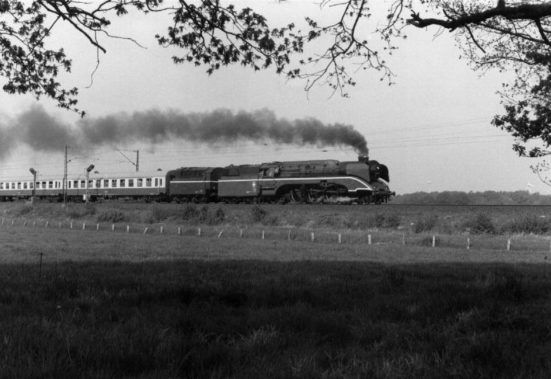 18201 im Mai 2003 auf der Rollbahn (Strecke Osnabr�ck-Bremen-Hamburg), Aufnahme