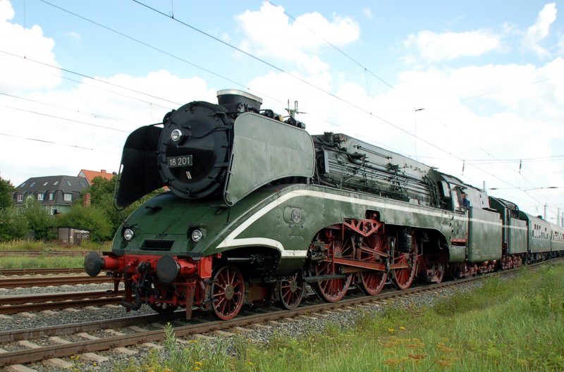 Die 18 201(02) mit einem Sonderzug auf dem Weg nach