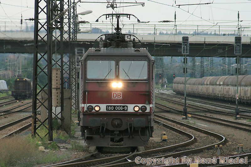 Die 180 006-9 mit einem blinselnden Auge auf dem Weg