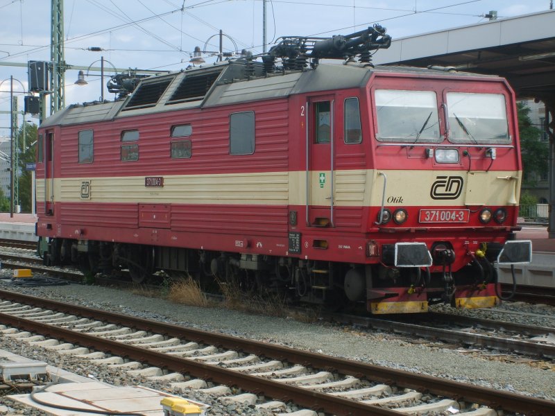 BR 371004-3 at 20:08:08 in Dresden Hbf (automatically translated, Powered