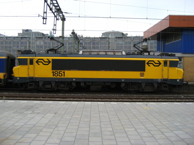 1851 am 12.08.2007 im Hauptbahnhof Rotterdam. 