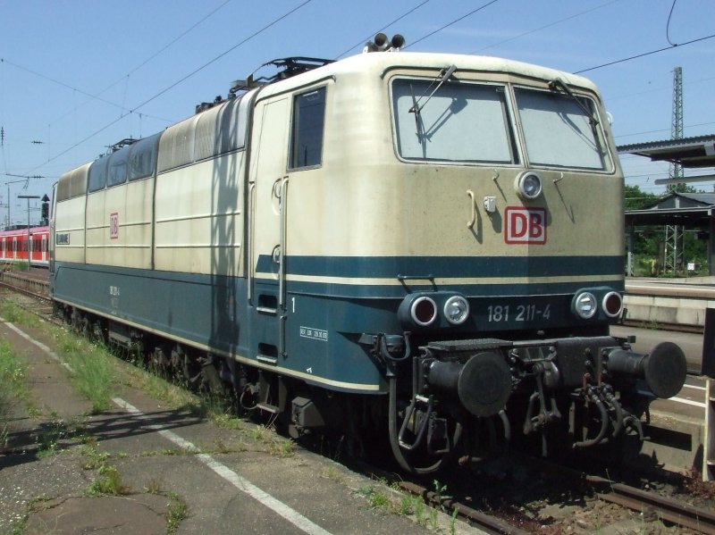 181 211-4 mit noch blau-beiger Lackierung steht im Karlsruher Hauptbahnhof