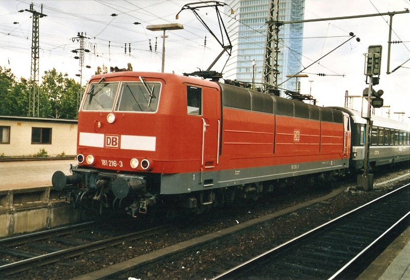 181 216-3 steht mit einem EC, gebildet aus Corail-Wagen der