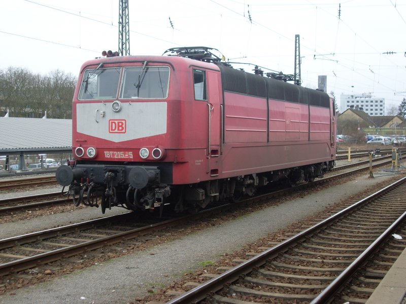 Orientrote 181 215-5 Abgestellt hinterm Karlsruher Hbf am 8.3.09 