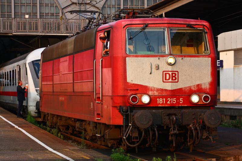 181 215 steht im Karlsruher Hauptbahnhof und f�hrt gleich richtung