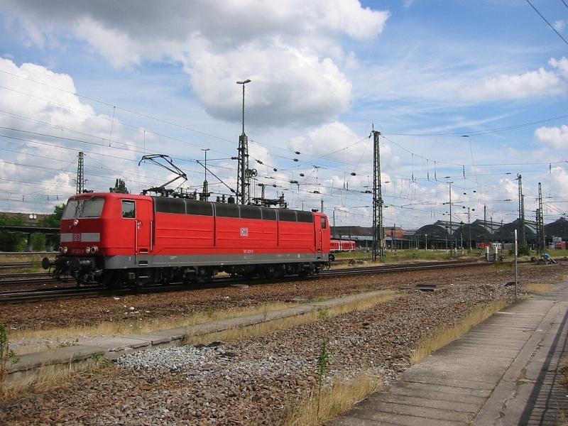 181 223 rangiert am 09.07.2005 im Gleisvorfeld von Karlsruhe Hbf.