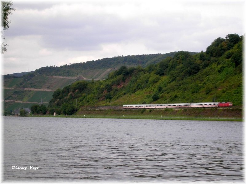181 218 mit IC 434 bei St. Aldegund. 28.08.07 