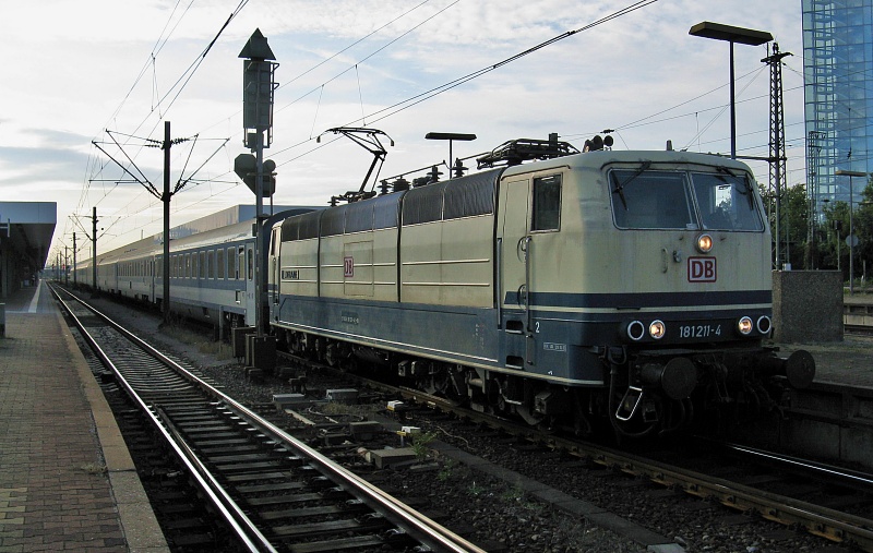 181 211 mit EN 408.Am 12.09.09 in Mannheim Hbf. 