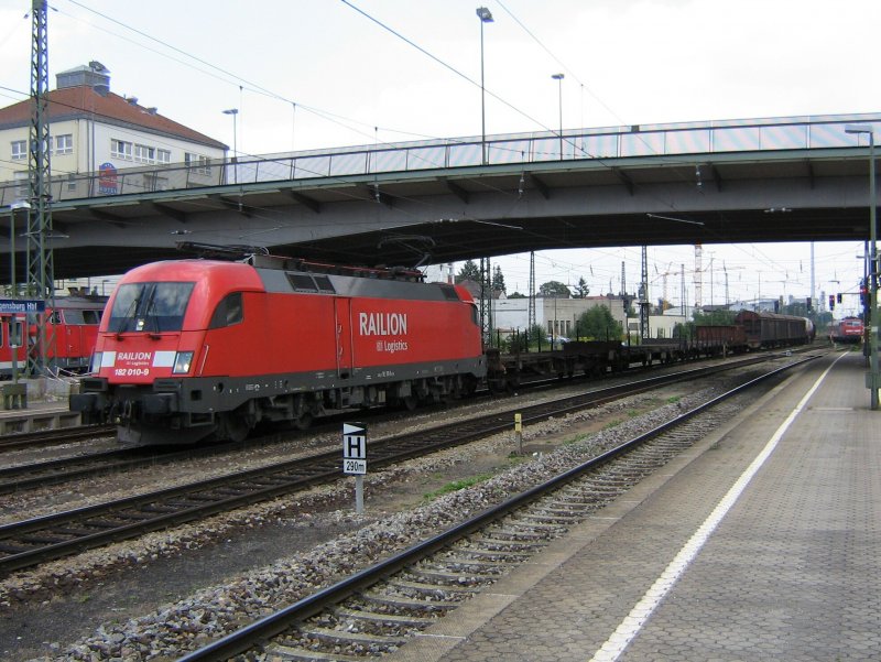 182 010 mit einem G�terzug in Regensburg. Aufgenommen im August