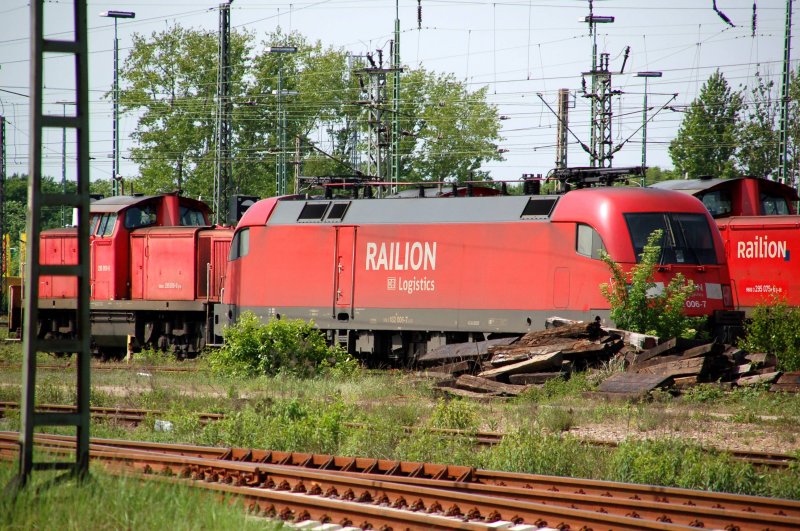 182 006 steht am 09.05.09 im Rbf Seelze. 