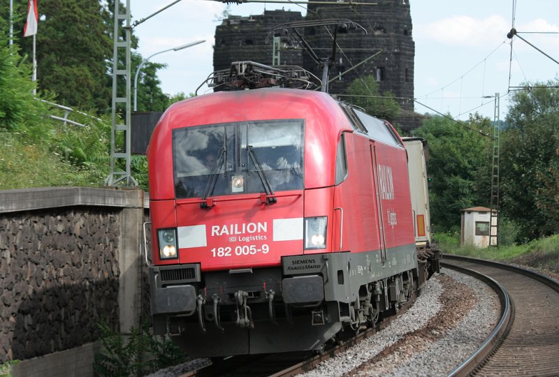 The 182005-9 Railion freight train lies down with her into