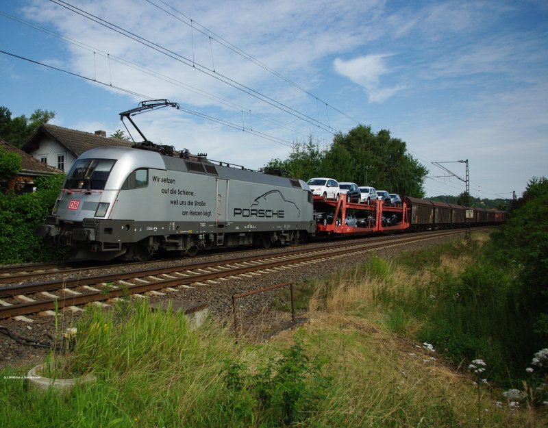 182 004 mit 51607 in Fahrtrichtung S�den durch Eschwege West.