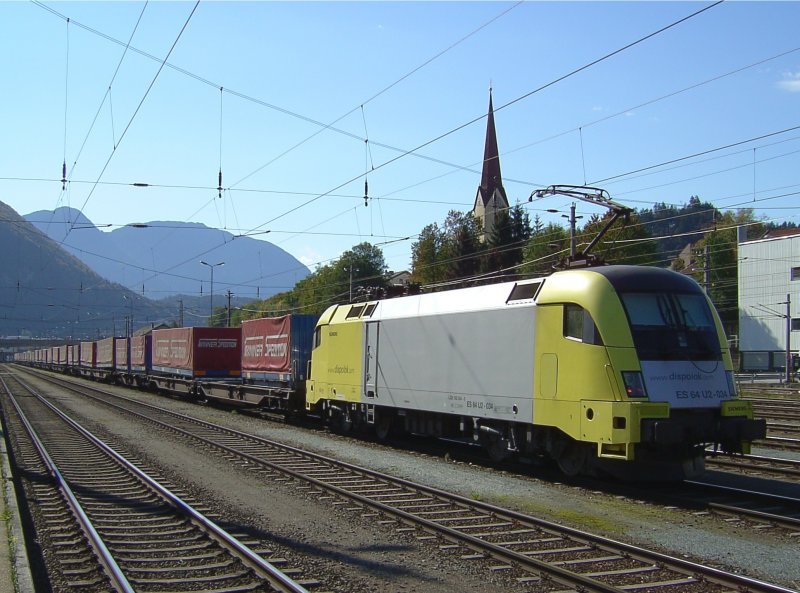 Die BR ES 64 U 2-034 schiebt am 29.09.2007 einen