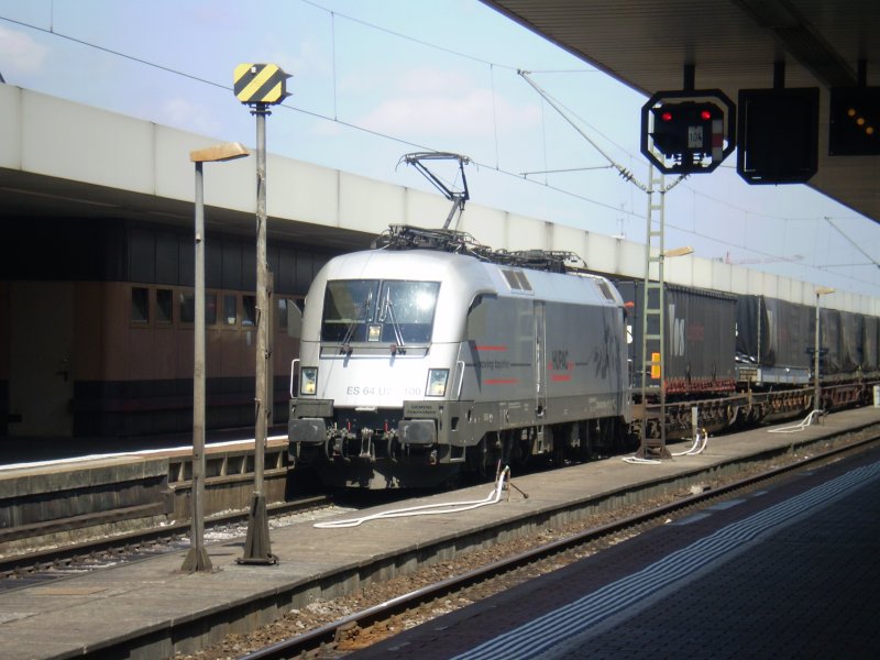ES 64 U2 100 hier mit ihrem G�terzug in Basel