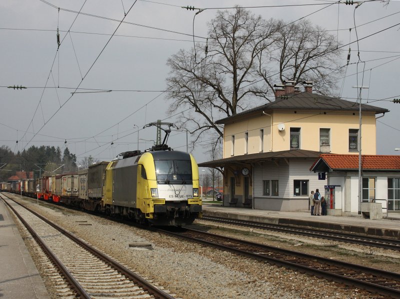 Die ES 64 U2-073 am 04.04.2009 bei der Durchfahrt in