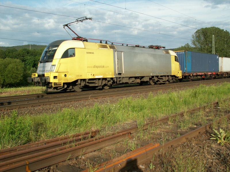 ES64U2-012 f�hrt am Abend des 9.06.2005 mit einem Containerzug durch