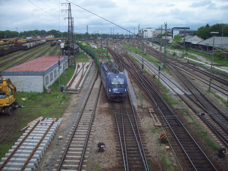 Holztransport Mgw Service 183-500, Ausfahrt am Hauptbahnhof Augsburg. 16.05.09 