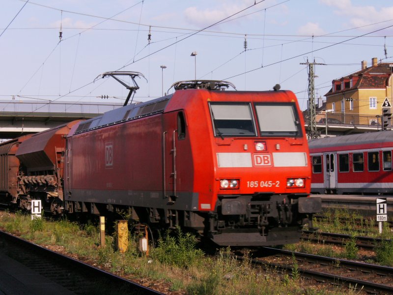 BR 185 045-2 fhrt am 07.08.2008 mit
einem Gterzug durch den Bahnhof Regensburg.