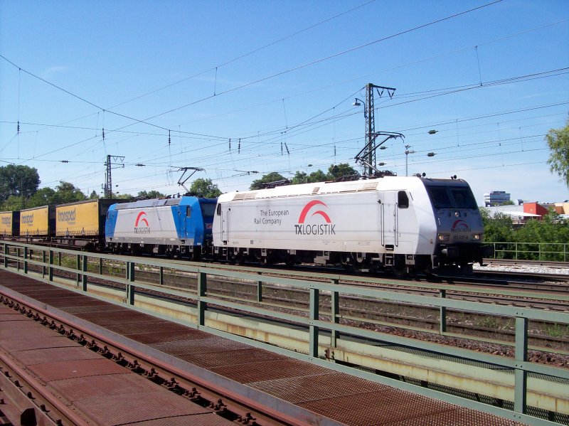 BR 185 537-8 und eine 185er Schwesterlok der TX Logistik bei der sdlichen Ausfahrt des Bahnhofs Rosenheim in Richtung Kufstein. Aufgenommen am 14.07.07.