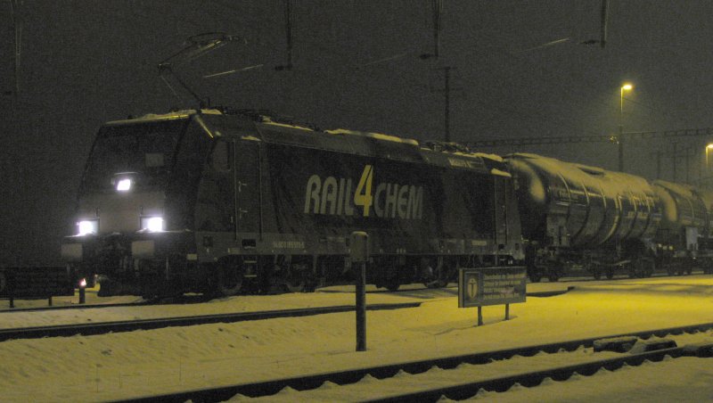 BR 185 572 wartet mit einem Kesselzug am 19.02.2009 in Pfffikon SZ.