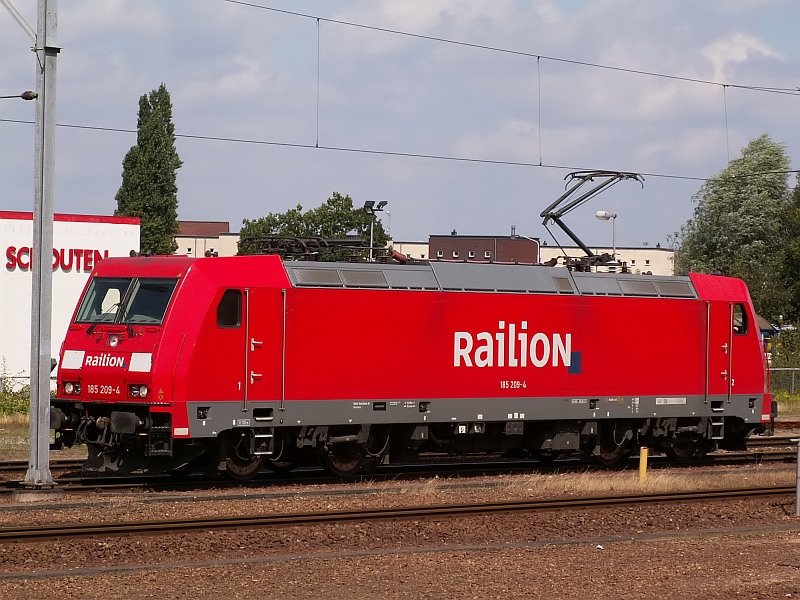 The locomotive 185209-4 is at the station Venlo. The service