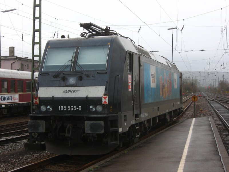 185565-9 MRCE of 2:12:07 stood at the station Ettlingen West