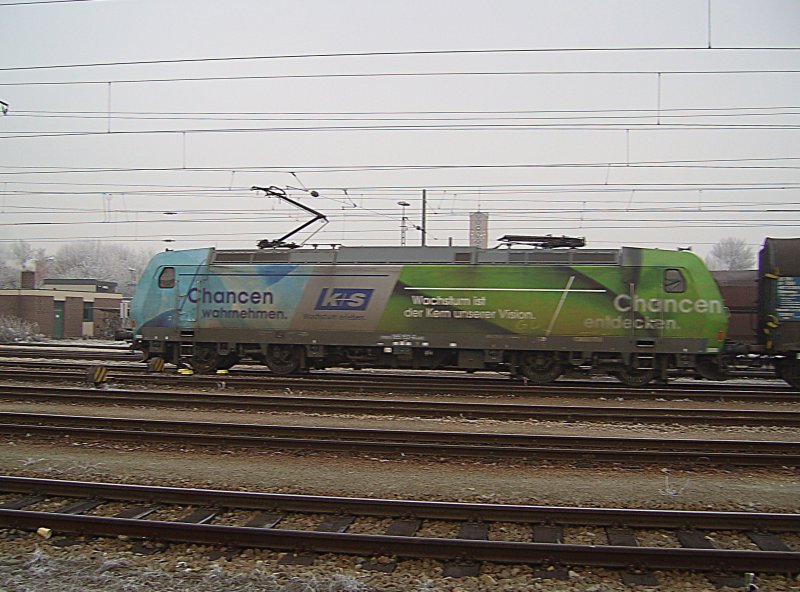 Die 185 152 mit K+S Reklame mit einem G�terzug am