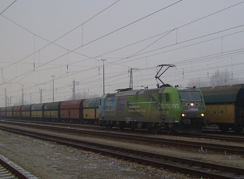 Die 185 152 mit K+S Reklame am 21.12.2007 in Landshut