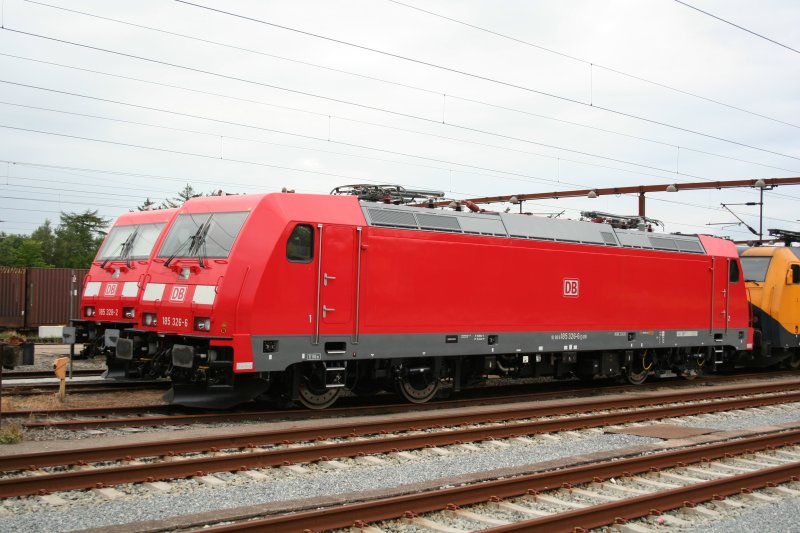 Two new DB 185326-6 + 185328-2 wait for a bet