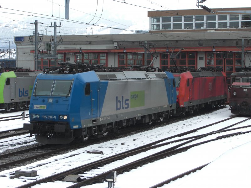 Die Br 185-536-0 von BLS Cargo und eine weitere 185
