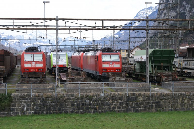 Am 28.3.09 stehen unter anderem die 185 122-9, die 185