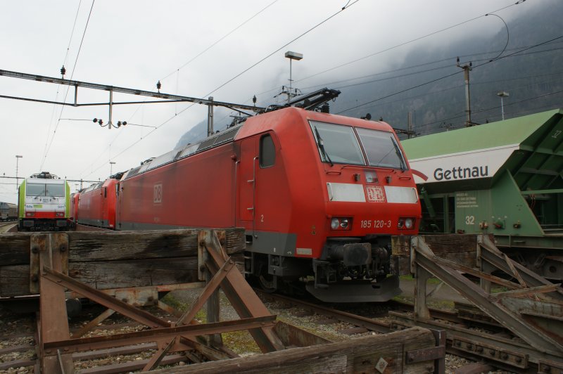 DB185120-3 is waiting with her sisters on 31.03.2009 in original