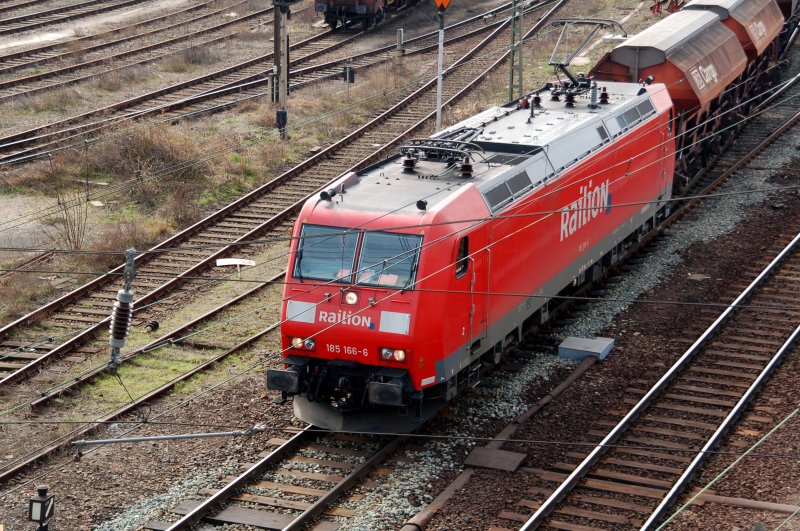 185 166 zieht am 21.03.09 einen G�terzug aus dem Rbf