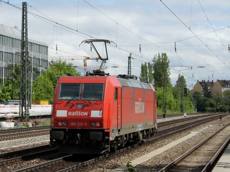 Die 185 223 am 16.05.2009 bei der Durchfahrt am Heimeranplatz