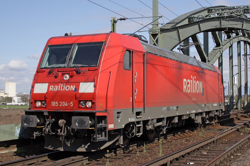 The 185204-5 on at the Cologne South Bridge 09,04,09 (automatically