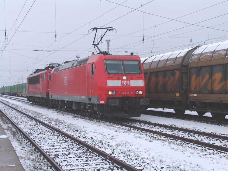 The moves 185015-0 155250-4 together with the KLV-train to Verona