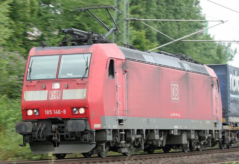 Die 185 146-8 zieht ihren G�terzug durch Opladen am 08.07.2009