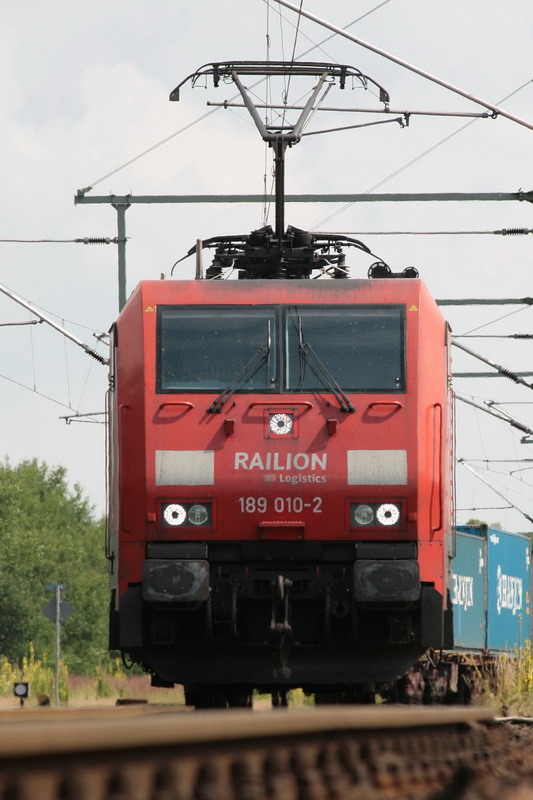 Railion 189 010 Lokf�hrerwechsel im Bahnhof ludwigslust. 15.07.2009 