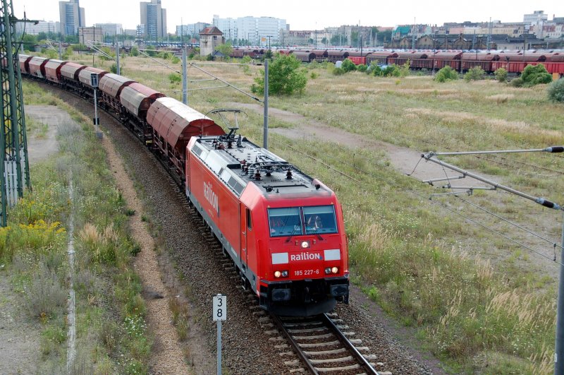 185 227 umf�hrt am 07.08.09 den Rbf Halle(S). 