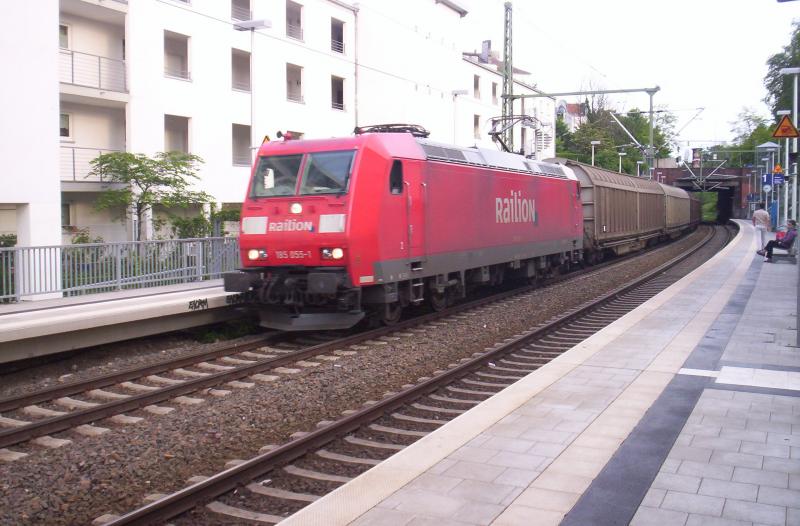 185 055-1 durchf�hrt mit mit einem G�terzug Richtung Aachen West