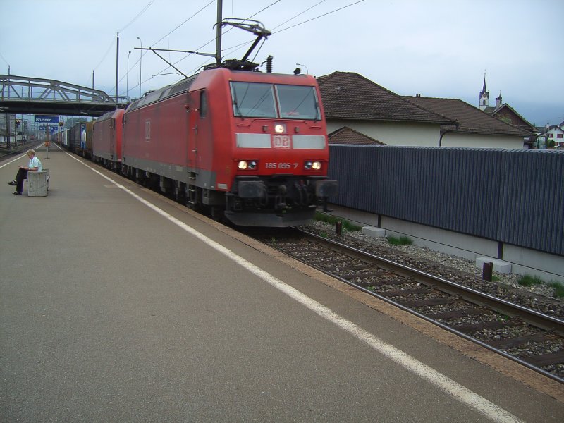Die BR 185 095-7 und eine Schwester Lok mit einem