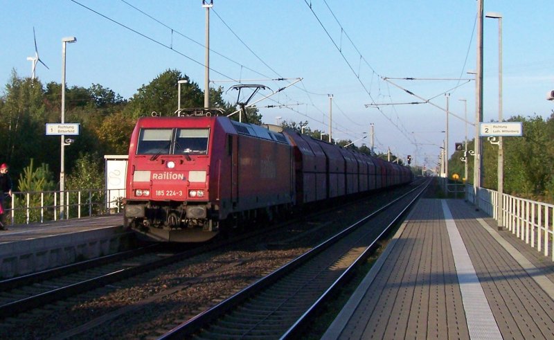185 224-3 vor einem Kohlezug am 23.09.2007 in Richtung LBT