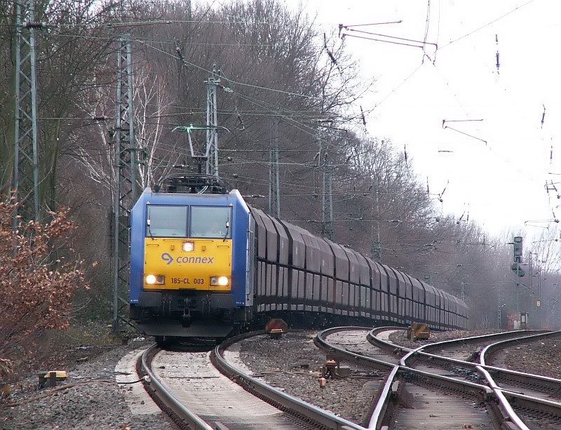 Die 185-CL 003 zieht einen G�terzug an Moers-Meerbeck vorbei. Am