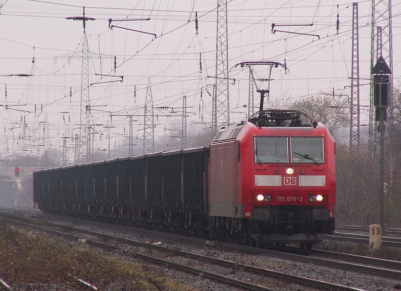 In lousy weather this freight train roars by Ratingen. The