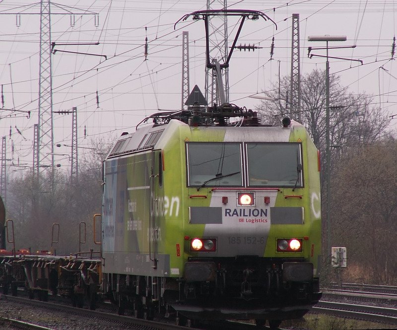 Hier mal etwas Besonderes. Die 185 152 6 tr�gt derzeit