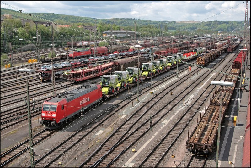 185 169 continues with its long freight train towards Hagen