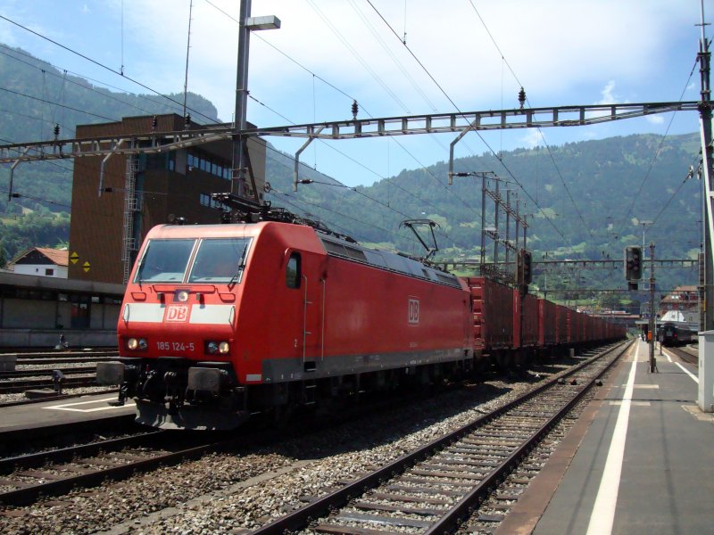 BR 185 124 mit dem roten Zug am 28.06.2008 bei